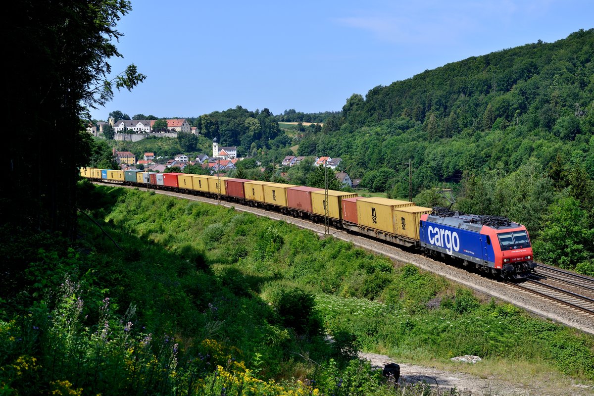 Farbtechnisch optimal für das Motiv mit dem Ortsblick auf Möhren war dann noch dieser gut ausgelastete Containerzug. Um welche Leistung es sich hier allerdings genau handelte, vermag ich leider nicht zu sagen. Von der Zusammenstellung her könnte es sich um den Metrans-Zug DGS 95192 von München Riem Ubf nach Dradenau gehandelt haben. Zuglok 482 029 ist aktuell jedoch an die HSL Logistik GmbH vermietet, deswegen könnte es auch eine andere Leistung gewesen sein (11. Juli 2015).