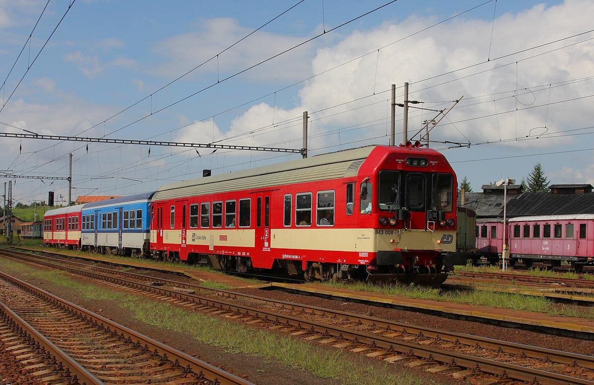 Farbumbruch bei der CD. 843008 fährt noch in erster rot cremer Lackierung am 21.8.2013 in Jaromer ein. Der Mittelwagen erstrahlt bereits in neuer blauer Farbe.