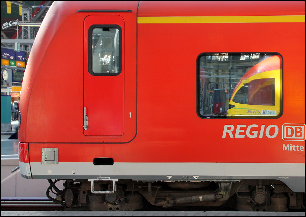 Farbumkehr -

DB-Regio 1.Klasse und Hessische Landesbahn, Frankfurt-HBF.

12.07.2012 (M)