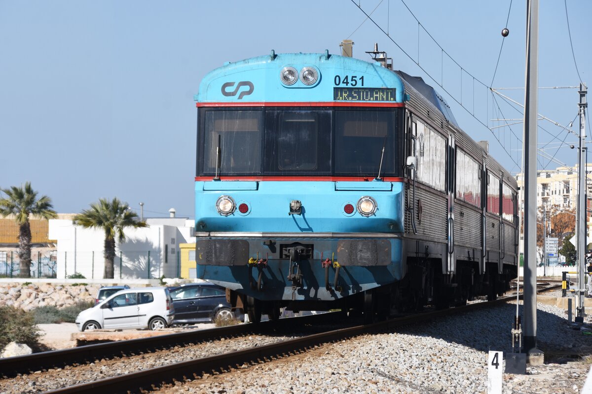 FARO (Distrikt Faro), 07.02.2022, Zug Nr. 0451 als Regionalzug nach Vila Real de Santo António kurz nach der Ausfahrt aus dem Bahnhof Faro