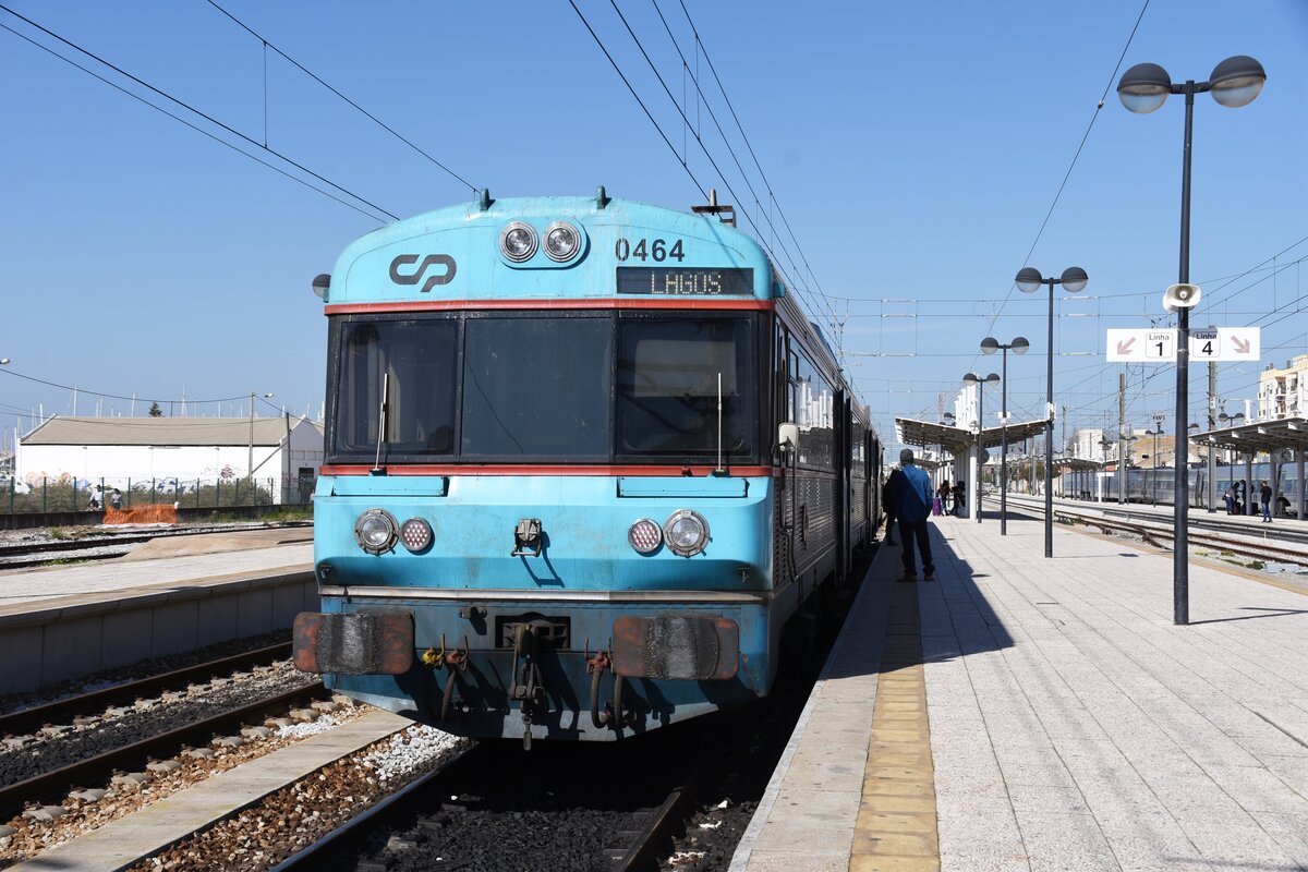 FARO (Distrikt Faro/Concelho Faro), 07.02.2022, Zug Nr. 0464 als Regionalzug nach Lagos im Bahnhof Faro