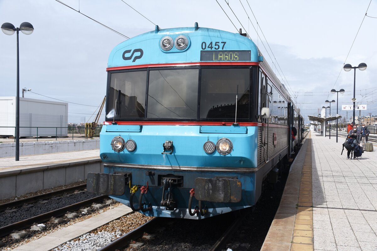 FARO (Distrikt Faro/Concelho Faro), 12.03.2022, 0457 als Regionalzug nach Lagos im Bahnhof Faro