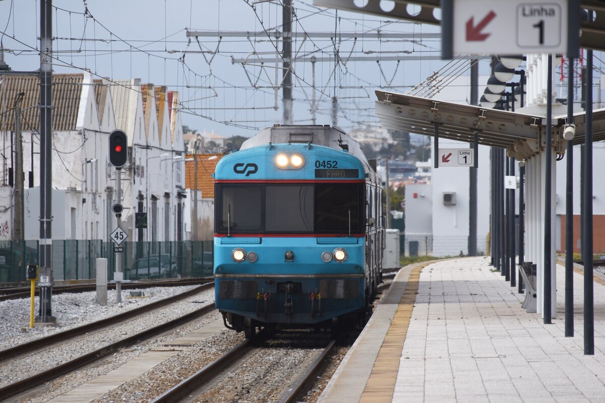 FARO (Distrikt Faro/Concelho Faro), 12.03.2022, 0452 als Regionalzug von Lagos bei der Einfahrt in den Endbahnhof Faro