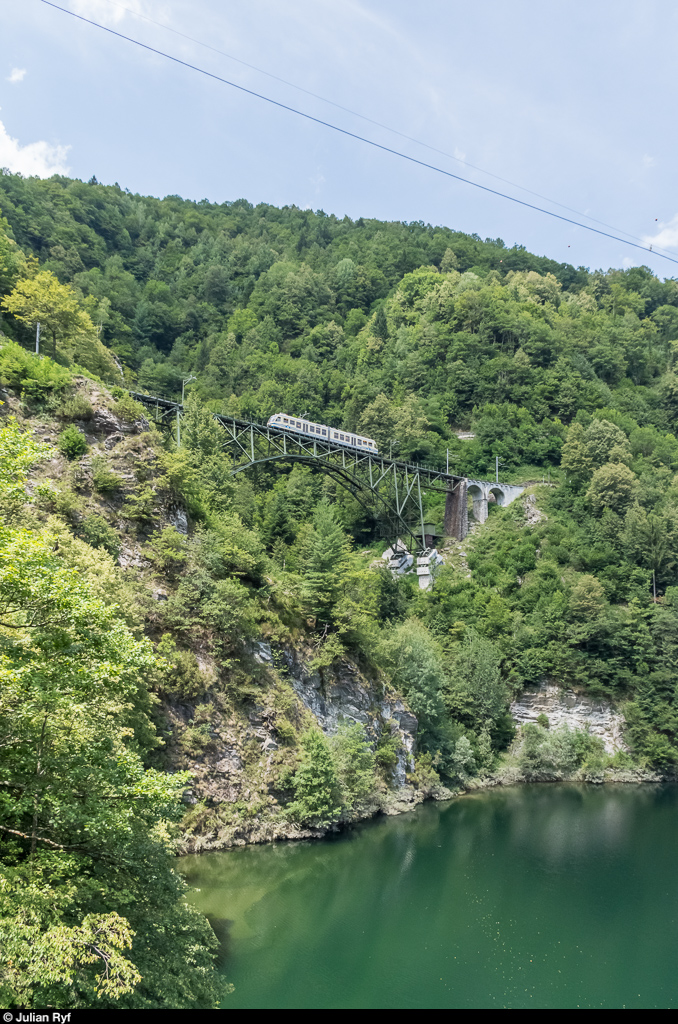 FART ABe 4/6 54  Intragna  befährt am 8. Juli 2017 als Regio Camedo - Locarno die Ponte Ruinacci bei Camedo.