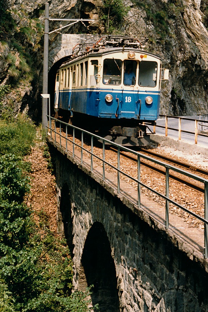 FART/SSIF: ABDe 4/4 18 (1924) auf der Fahrt durch das romantische Val Vigezzo mit seinen vielen Brücken, Tunnels und Kurven im Jahre 1987.
Foto: Walter Ruetsch