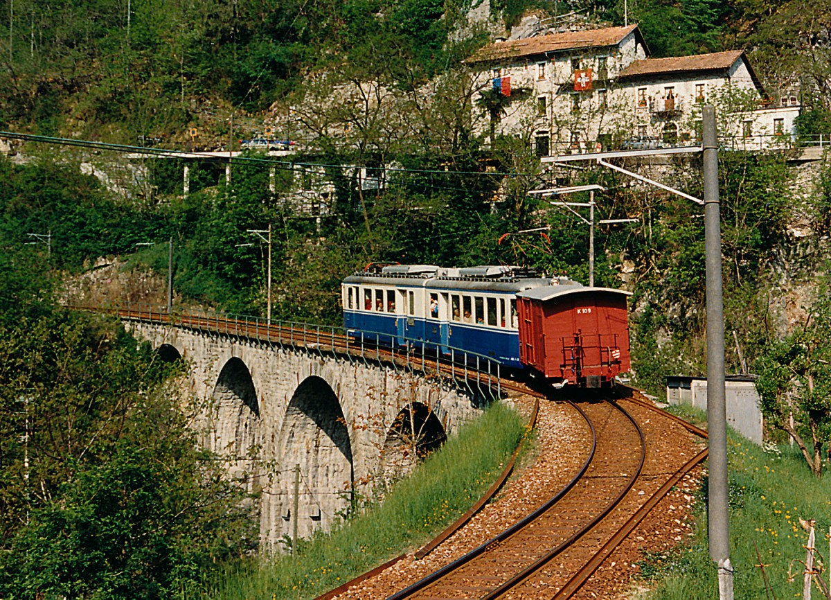 FART/SSIF: Dank der Touristenattraktion eines Hotels, wo das tiefe Tal zwischen Ponte Brolla und Camedo in Gruppen zu Fuss und mit dem Fahrrad erkundet werden konnte, kamen bei der FART vereinzelt Güterwagen zum Einsatz für den Velotransport. ABDe 6/6 31-32 mit einem Güterwagen unterwegs bei Intragna im Frühling 1990.
Foto: Walter Ruetsch