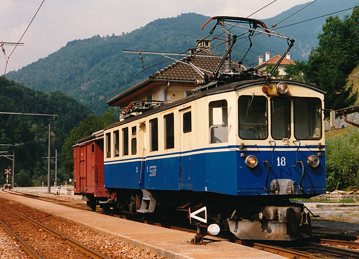 FART/SSIF: Dank der Touristenattraktion eines Hotels, wo das tiefe Tal zwischen Ponte Brolla und Camedo in Gruppen zu Fuss und mit dem Fahrrad erkundet werden konnte, kamen bei der FART vereinzelt Güterwagen zum Einsatz für den Velotransport. Velozug mit ABDe 4/4 18 in Intragna kurz vor der Abfahrt nach Ponte Brolla im Mai 1990.
Foto: Walter Ruetsch