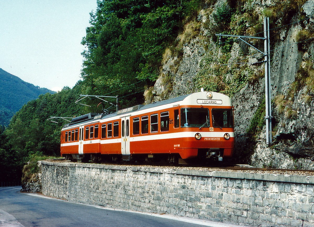 FART/SSIF: Die Be 4/8 Triebzüge  MANDARINLI  von SIG BBC waren auch im Centovalli bei den Fahrgästen sehr beliebt. Neben dem RBS (SZB/VBW) mit 21 Be 4/8 (1974-1978) und der FLP mit 5 Be 4/8 (1978-1979) hat auch die FART im Jahre 1979 mit den Be 4/8 41-42 zwei  MANDARINLI  in den Betrieb genommen. Bis ins Jahr 1992 (zur Ablösung durch die ABe 4/6 51-56, Ae 4/6 57-58) wurden sie im Regionalverkehr bis Camedo eingesetzt. Anschliessend gingen sie an die FLP über, wo sie immer noch als Be 4/8 78-79 im Plandienst stehen. Regionalzug mit Be 4/8 im Centovalli unterwegs im Jahre 1990.
Foto: Walter Ruetsch