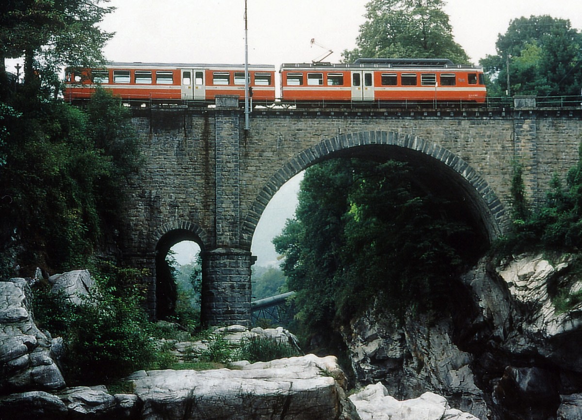 FART/SSIF: Die Be 4/8 Triebzüge  MANDARINLI  von SIG BBC waren auch im Centovalli bei den Fahrgästen sehr beliebt. Neben dem RBS (SZB/VBW) mit 21 Be 4/8 (1974-1978) und der FLP mit 5 Be 4/8 (1978-1979) hat auch die FART im Jahre 1979 mit den Be 4/8 41-42 zwei  MANDARINLI  in den Betrieb genommen. Bis ins Jahr 1992 (zur Ablösung durch die ABe 4/6 51-56, Ae 4/6 57-58) wurden sie im Regionalverkehr bis Camedo eingesetzt. Anschliessend gingen sie an die FLP über, wo sie immer noch als Be 4/8 78-79 im Plandienst stehen. Regionalzug mit Be 4/8 auf dem Viadukt in Ponte Brolla im Jahre 1990.
Foto: Walter Ruetsch