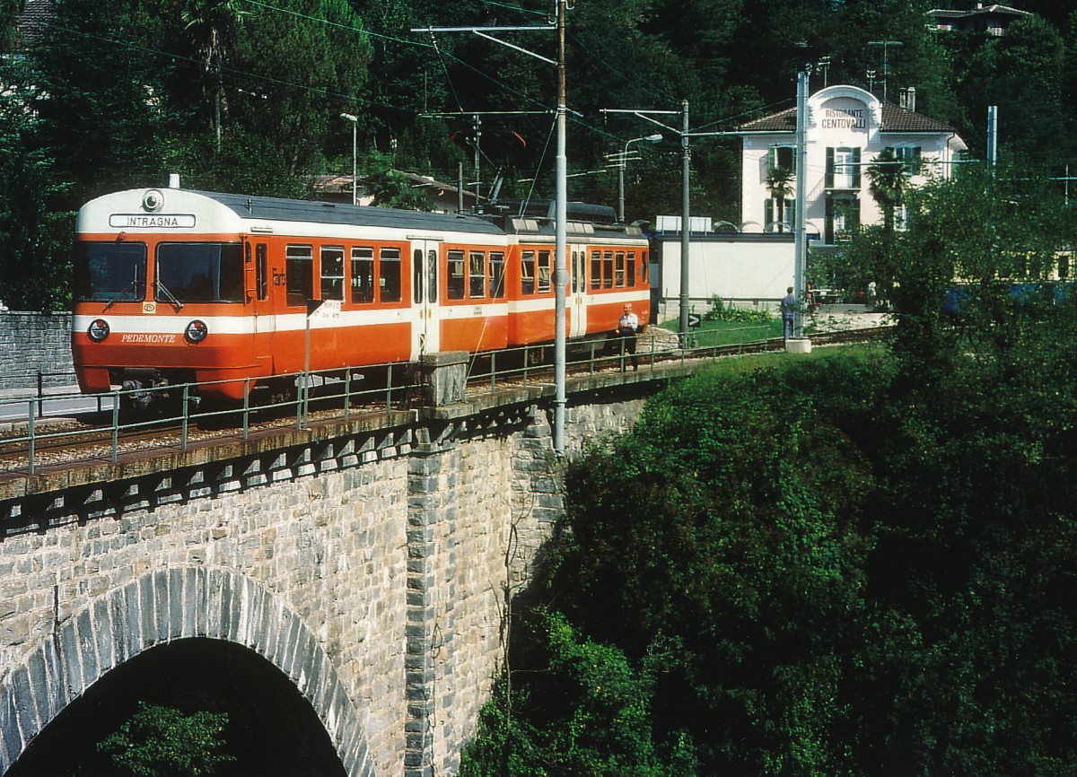 FART/SSIF: Die Be 4/8 Triebzüge  MANDARINLI  von SIG BBC waren auch im Centovalli bei den Fahrgästen sehr beliebt. Neben dem RBS (SZB/VBW) mit 21 Be 4/8 (1974-1978) und der FLP mit 5 Be 4/8 (1978-1979) hat auch die FART im Jahre 1979 mit den Be 4/8 41-42 zwei  MANDARINLI  in den Betrieb genommen. Bis ins Jahr 1992 (zur Ablösung durch die ABe 4/6 51-56, Ae 4/6 57-58) wurden sie im Regionalverkehr bis Camedo eingesetzt. Anschliessend gingen sie an die FLP über, wo sie immer noch als Be 4/8 78-79 im Plandienst stehen. Regionalzug mit Be 4/8 auf dem Viadukt in Ponte Brolla im Jahre 1989.
Foto: Walter Ruetsch 