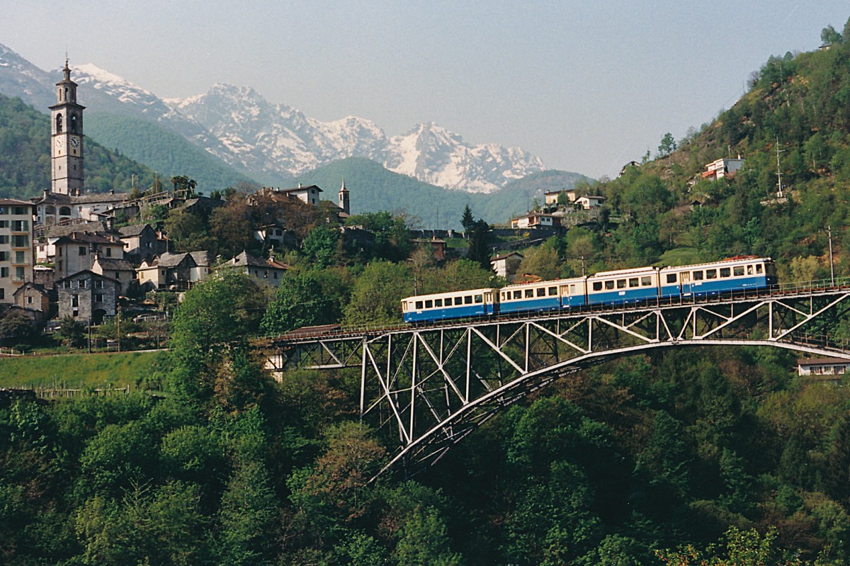 FART/SSIF: Die romantische Strecke der Centovallibahn führt auch an vielen Kirchen vorbei. ABe 8/8 mit B4 bei Intragna dem Eingang zum Onsernonetal mit der bekannten Brücke im Jahre 1980.
Foto: Walter Ruetsch