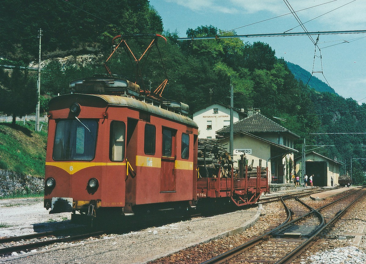 FART/SSIF: FART Xe 2/2 6 (1908/1926/1975) ex STL Ce 2/2 1-3 mit einem seltenen Holzzug in Camedo im August 1989. Im Jahre 1975 baute die FART-Werkstätte S. Antonio einen neuen Stahl-Wagenkasten auf das alte Untergestell. Früher war dieser Triebwagen indentisch mit dem Xe 2/2 7. Inzwischen wurde dieses interessante Fahrzeug verschrottet.
Foto: Walter Ruetsch
