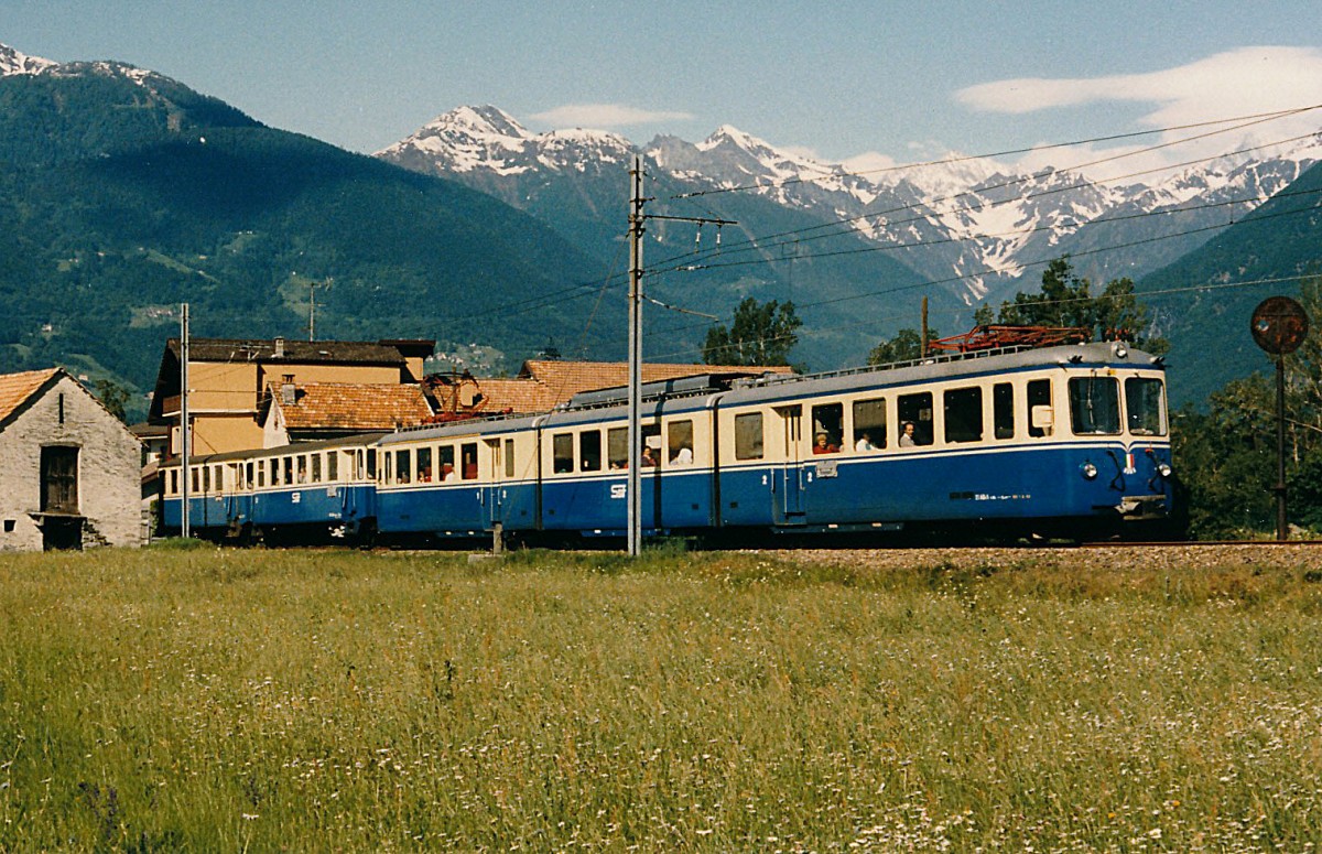 FART/SSIF:  SCHNELLZUG  Domodossola-Locarno kurz vor Masera im Juni 1986. Für die Bewältigung des Grossverkehrs wurde der ABe 8/8 (1959) mit zwei Personenwagen aus dem Jahre 1923 (allerletzte Reserve für den Ueberlandverkehr) verstärkt.
Foto: Walter Ruetsch