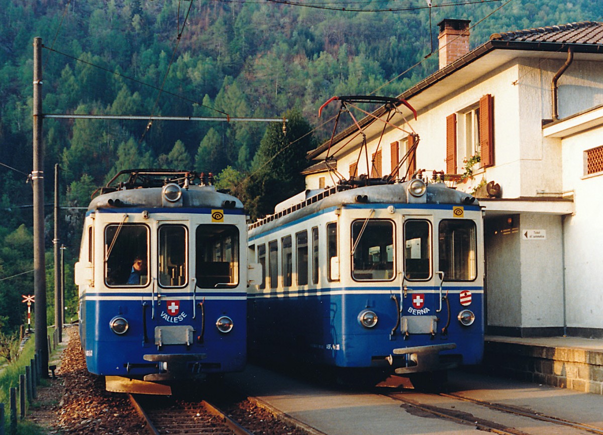FART/SSIF: Sehr seltene Begegnungen in Intragna. Die beiden FART ABDe 6/6 31  BERNA  und ABDe 6/6 32  VALLESE  anlässlich einer Zugskreuzung im Jahre 1990.
Foto: Walter Ruetsch 