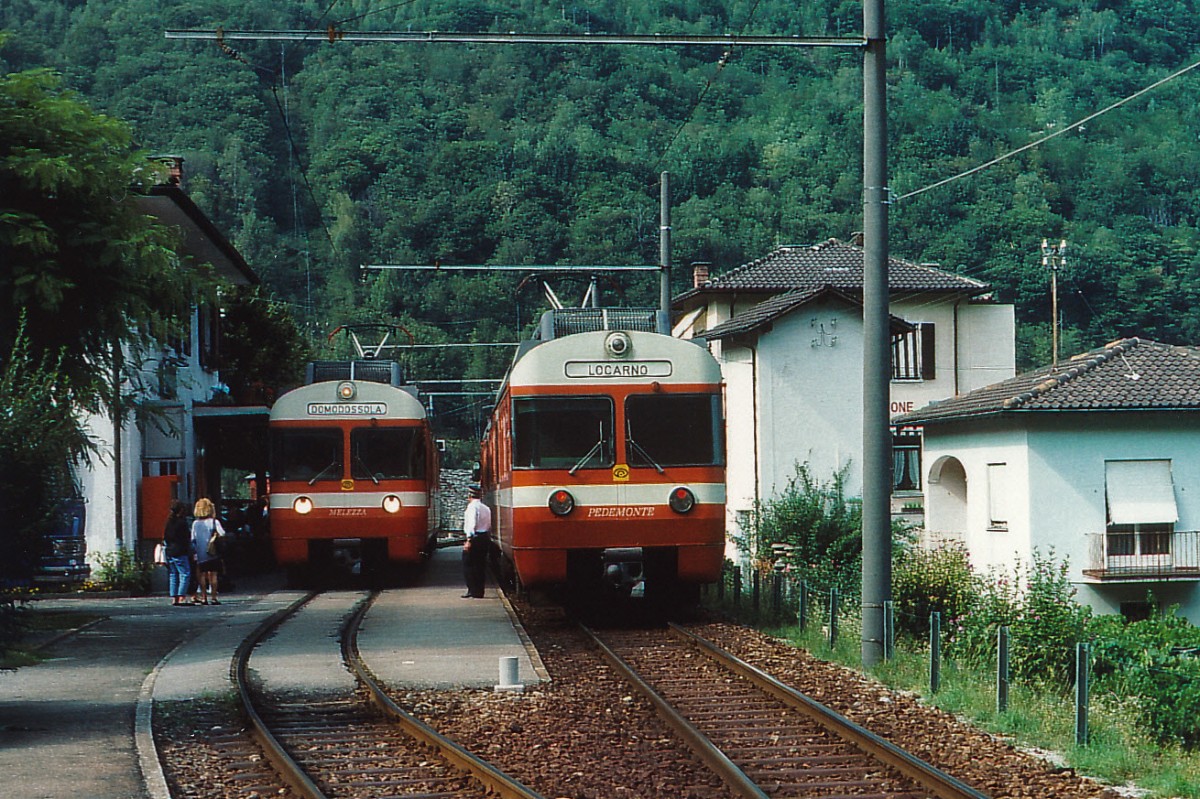 FART/SSIF: Sehr seltene Begegnungen in Intragna. Die beiden Be 4/8 41 und 42 anlässlich einer Zugskreuzung im August 1989. Eher speziell ist die Anschrift DOMODOSSOLA. Normalerweise wurden die  FART-MANDARINLI  nur zwischen Locarno und Camedo im Regionalverkehr eingesetzt.
Foto: Walter Ruetsch