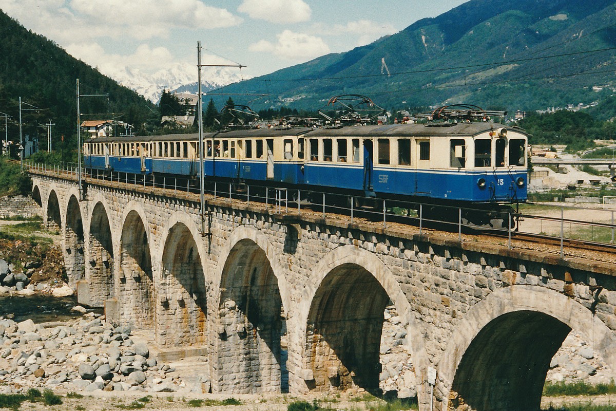 FART/SSIF: Sonderzug mit Doppeltraktion ABDe 4/4 13 (1923) und ABDe 4/4 18 (1924) auf dem Viadukt bei Malesco im Jahre 1986.
Foto: Walter Ruetsch 