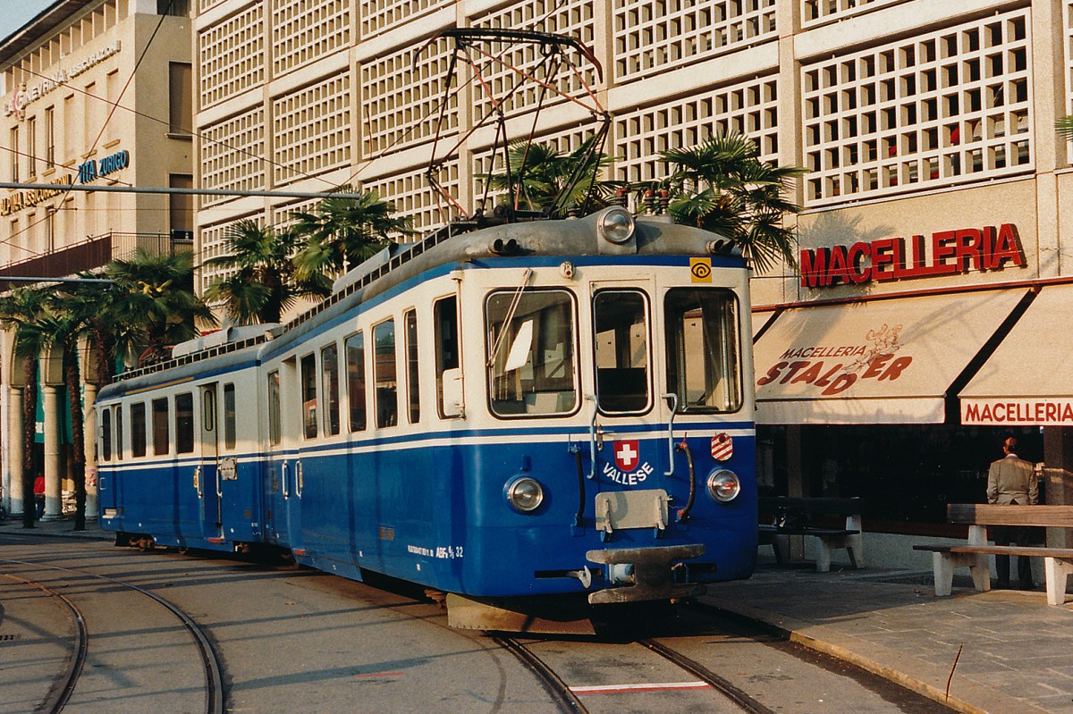 FART/SSIF: Während der Bauphase des neuen unterirdischen Kopfbahnhofs der FART wurde die provisorische Endhaltestelle Locarno zur Bushaltestelle vor dem F.F.S-Bahnhof verlegt. Da die Bahnanlagen neben dem Bahnhof entfernt wurden, konnten die Verstärkungswagen nur noch bis und ab dem Bahnhof Locarno S. Antonio mitgeführt werden. ABDe 6/6 32  VALLESE  auf dem Bahnhofplatz Locarno zur Abfahrt bereit nach Camedo im Mai 1988.
Foto: Walter Ruetsch
