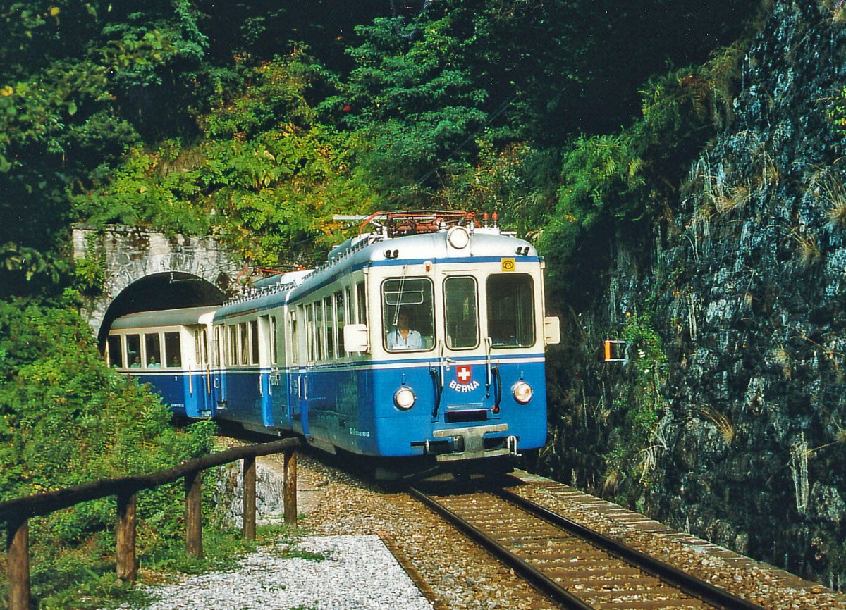 FART/SSIF: Während den Neunzigerjahre wurden bei Triebfahrzeugmangel auch ABDe 6/6 anstatt ABe 8/8 im Ueberlandverkehr eingesetzt. Im August 1990 konnte mit etwas Fotografenglück der ABDe 6/6 31 (1963)  BERNA  zusammen mit einem B4 der gleichen Epoche auf der Fahrt nach Locarno  bei einer der zahlreichen Tunnelausfahrten  fotografiert werden.
Foto: Walter Ruetsch