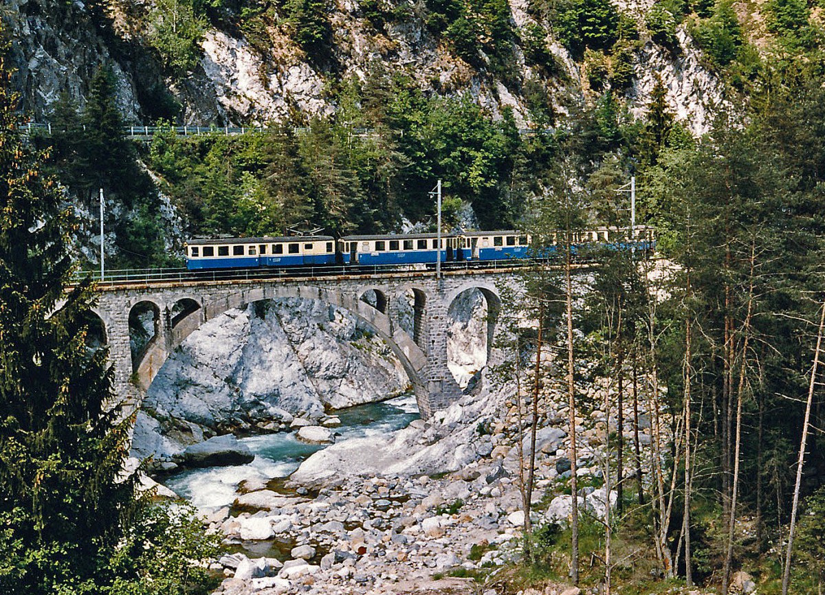 FART/SSIF: Zug nach Domodossola mit ABDe 4/4 18 (1924) auf einer der vielen Brücken im Centovalli. Diese Aufnahme stammt aus den Achtzigerjahren.
Foto: Walter Ruetsch