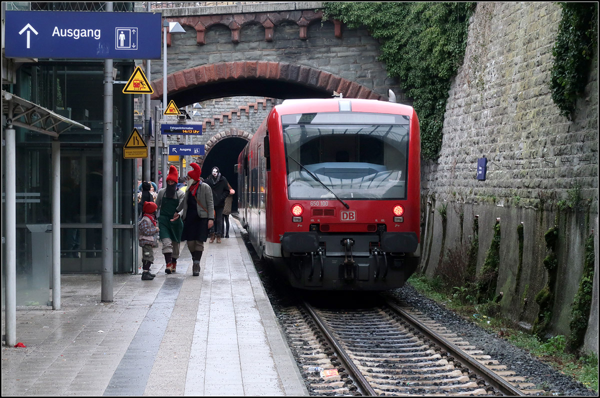 Fasnet in Überlingen -

Ein Regioshuttle nach Radolfszell entlässt in Überlingen seine verkleideten Fahrgäste.

11.02.2017 (M)