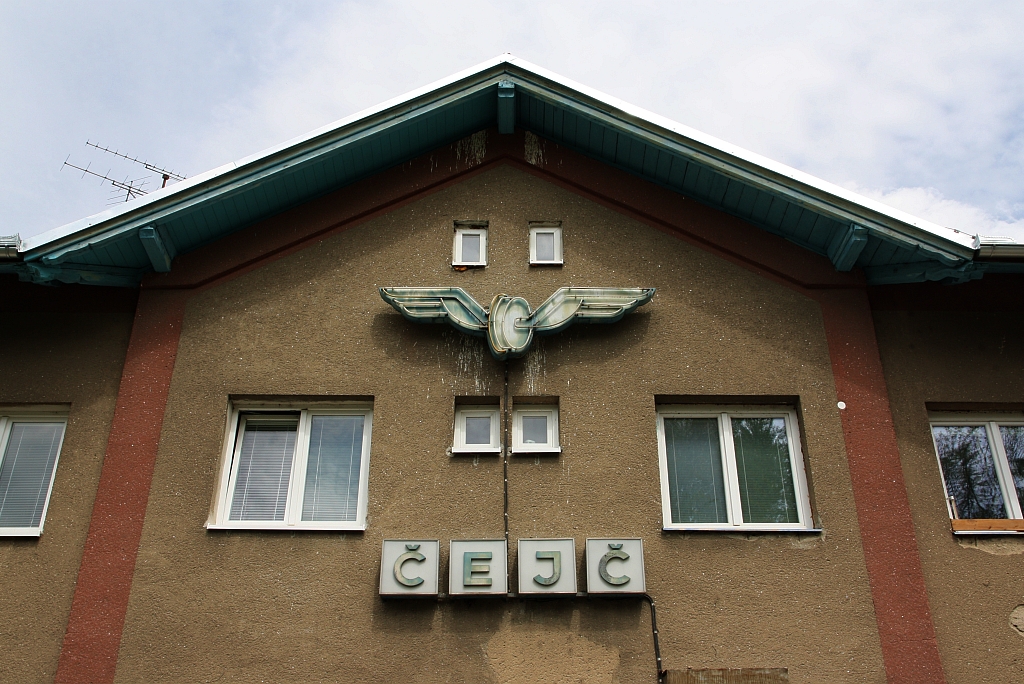 Fassade des Aufnahmsgebäude des Bahnhof Cejc am 11.Mai 2019.