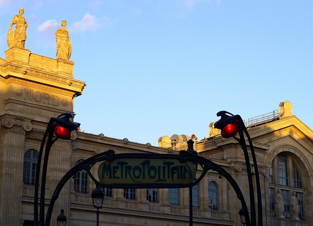 Fassade des Pariser Bahnhofs  Gare Du Nord  mit historischem Metro-Eingang. 14.1.2014