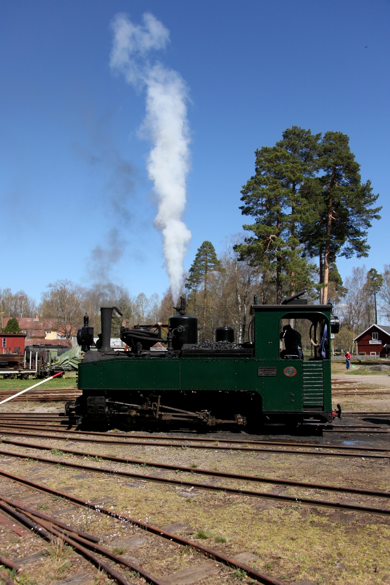 Fast 100 Jahre alt und in Top-Zustand präsentiert sich die Lok 2 vor der Fahrzeughalle in Ohs Bruk am 06.05.2017. Die Lok wurde 1919 bei der Sächs. Maschinenfabrik, vorm. Richard Hartmann, in Chemnitz mit der Fabr.-Nr. 4183 gebaut.