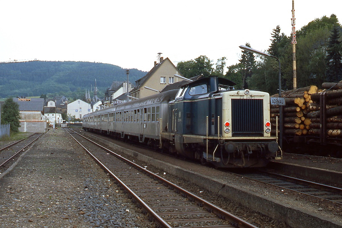 Fast 97 Jahre fuhren Züge von Remagen nach Adenau. Wenige Wochen vor der Gesamtstillegung steht 212 049-1 mit einem Nahverkehrszug im Mai 1985 abfahrbereit im Endbahnhof Adenau.