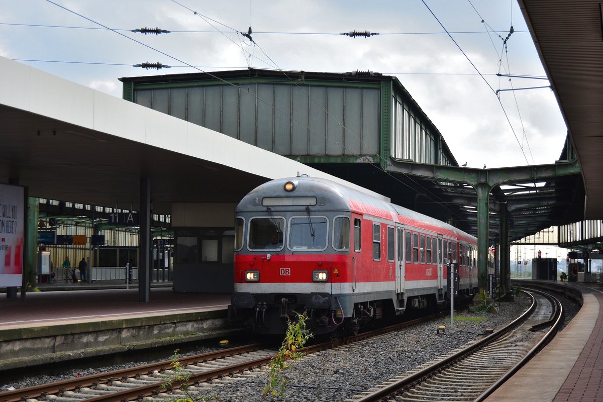 Fast alles auf diesem Bild wird bald historisch sein. Hier fährt die RB33 mit 111 096 und 3 n-Wagen Richtung Oberhausen. Zum kommenden Fahrplan werden die n-Wagen aus NRW verschwinden und auch der RB33 wird ab Fahrplanwechsel von Abellio gefahren. Der Duisburger Hbf wird auch kommendes Jahr erneuert.

Duisburg 15.10.2016