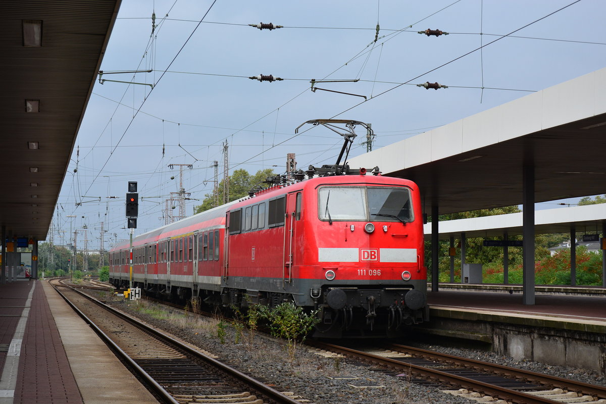 Fast alles auf diesem Bild wird bald historisch sein. Hier fährt die RB33 mit 111 096 und 3 n-Wagen Richtung Oberhausen. Zum kommenden Fahrplan werden die n-Wagen aus NRW verschwinden und auch der RB33 wird ab Fahrplanwechsel von Abellio gefahren. Der Duisburger Hbf wird auch kommendes Jahr erneuert. 

Duisburg 15.10.2016