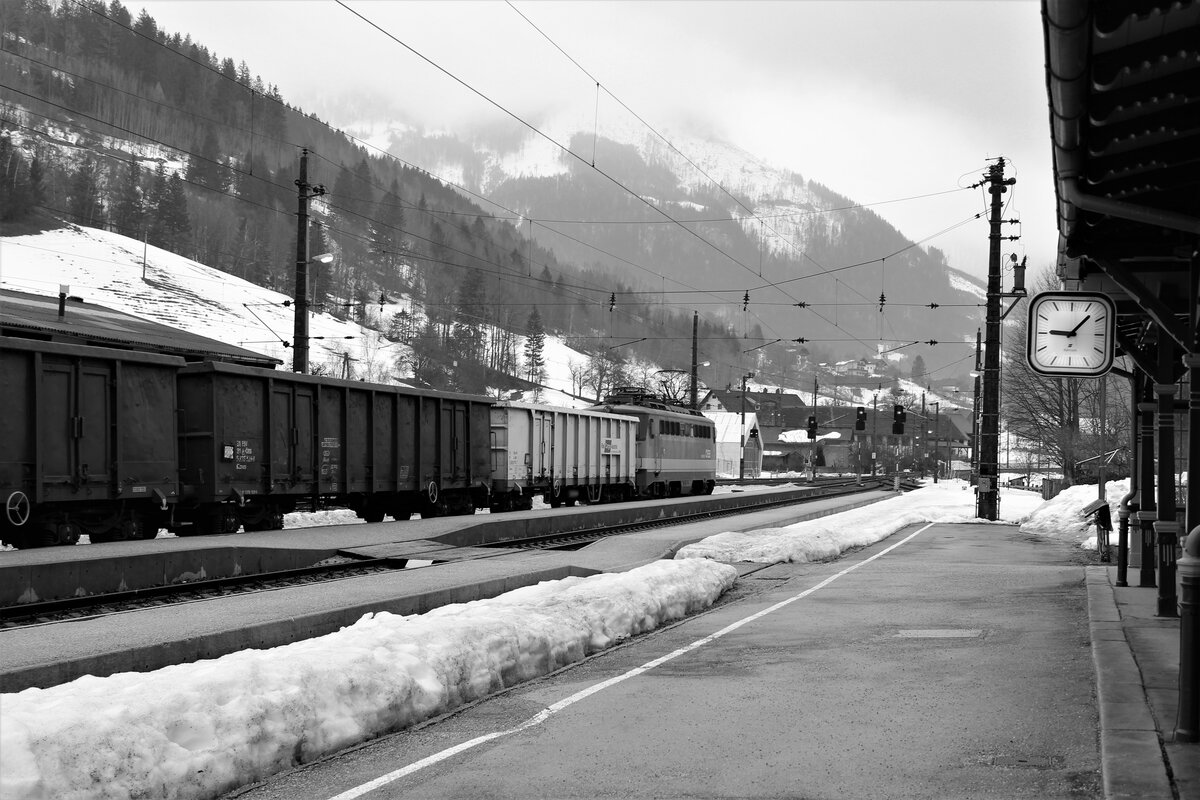 Fast als ob die Zeit stehengeblieben ist wirkte am 11.3.2012 der Bahnhof Spital am Pyhrn als die 1142 598 einen Güterzug von Selzthal her nachschob und von hier als Lokzug wieder retour fuhr.
Damals besaß der Bahnhof neben niederen Bahnsteigen und den alten ÖBB Signalen auch noch einen Fahrdienstleiter sowie ein Elektromechanisches Stellwerk EM55. Heute wird der Bahnhof von der BFZ Linz ferngesteuert und ein Gleis viel einem modernen hohen Mittelbahnsteig zum Opfer.