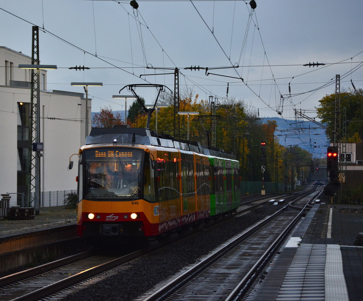 Fast am Ziel sind die beiden Tw 846 und Tw 915 als sie durch Bad Godesberg fuhren. In wenigen Minuten haben sie ihren weiten Weg aus Karlsruhe zum UN Campus in Bonn mit Bravour geschafft.

Bonn Bad Godesberg 05.11.2017