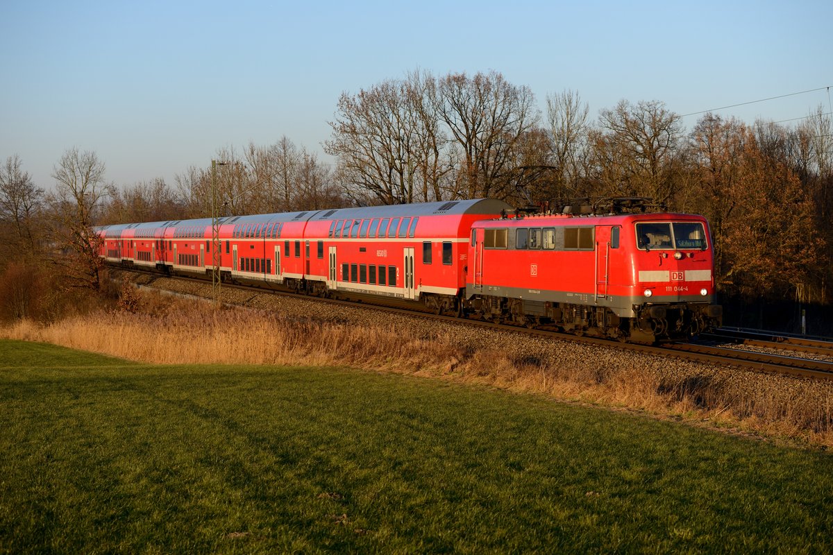 Fast im Block dahinter lag der RE 79023 nach Salzburg, planmäßig gebildet aus einer klimatisierten Doppelstock-Garnitur. Im goldenen Abendlicht des 13. Dezember 2013 war diese Leistung, geführt von 111 044 noch sichere Ausbeute. Aufgenommen bei Bach, am ehemaligen Block Hilperting.