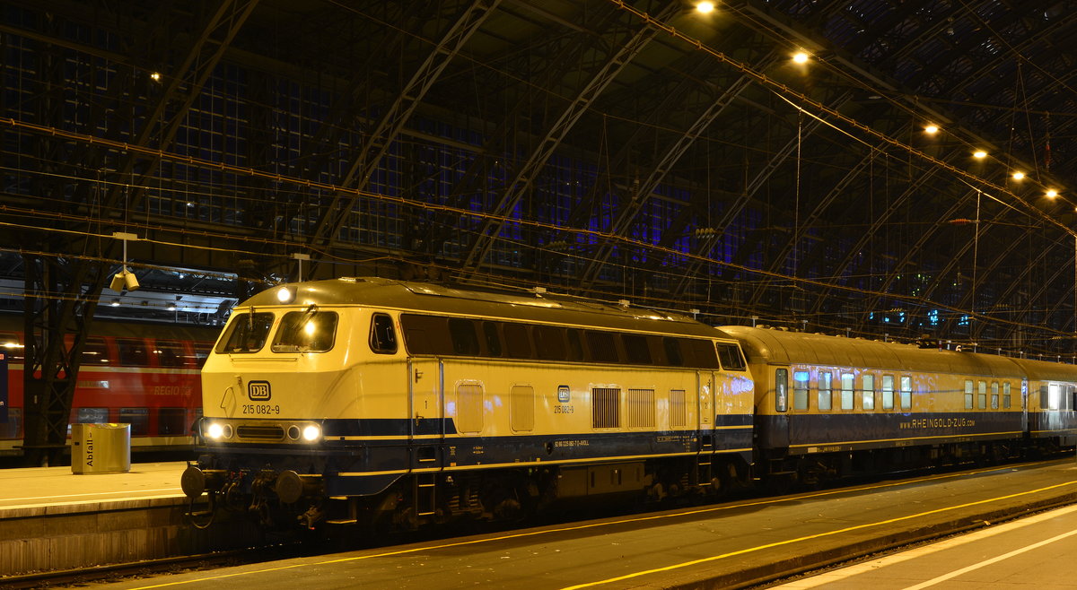 Fast die in Bundesbahn Zeiten. Am 18.2.17 zog die blau/beige 215 082-9 der Aggerbahn den Rheingold Sonderzug in den Kölner Hbf in Richtung Mönchengladbach.

Köln 18.02.2017