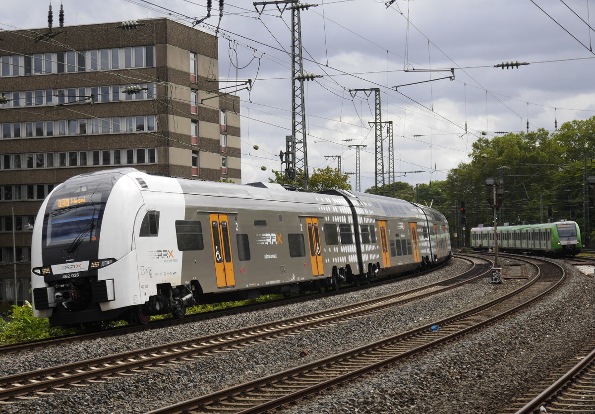 Fast ein bisschen abenteuerlich, wie sich der RRX (RE 5 nach Wesel) kurz vor der Einfahrt in den Düsseldorfer Hauptbahnhof in die Kurve legt. Aufgenommen von der S-Bahn-Station Volksgarten am 10.8.19.
