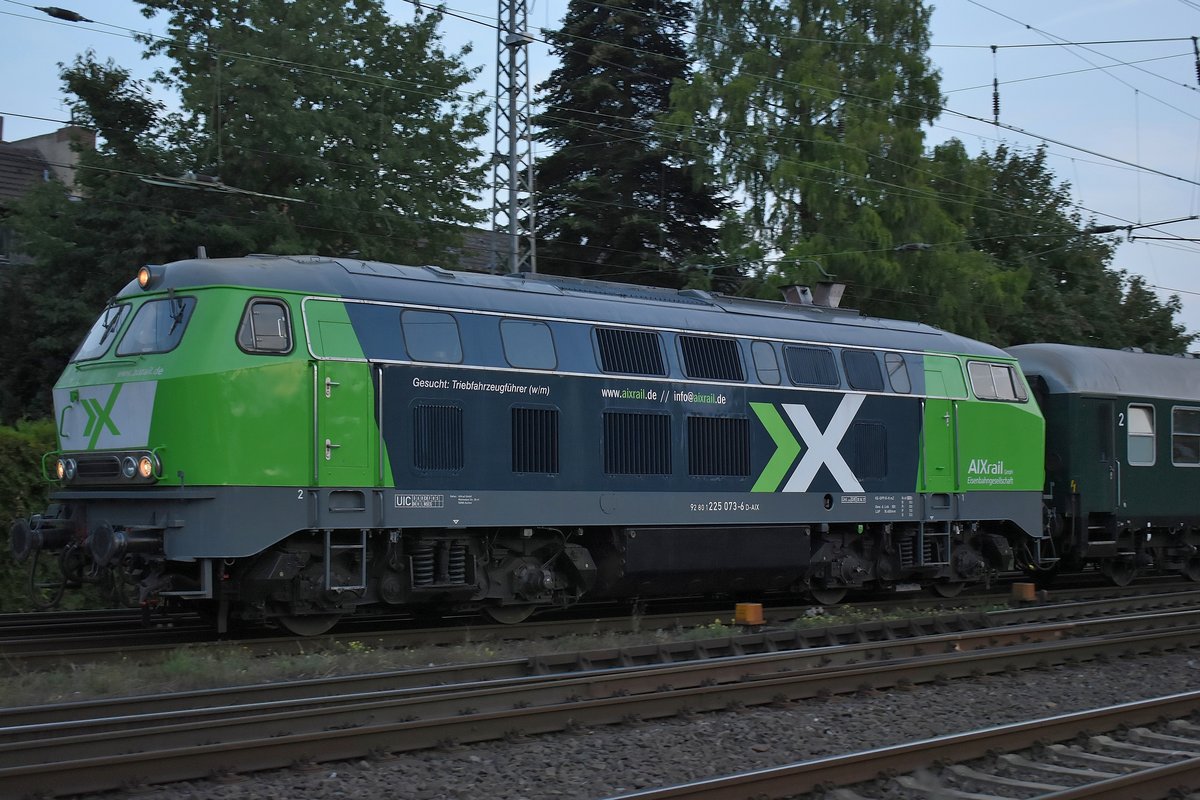 Fast ein Portraitbild der 225 073 der Aixrail aus Rheydt Hbf, am Abend des 14.9.2018.
Sie kam aus Richtung Aachen mit einem Sonderzug am Haken gen Mönchengladbach Hbf gefahren.