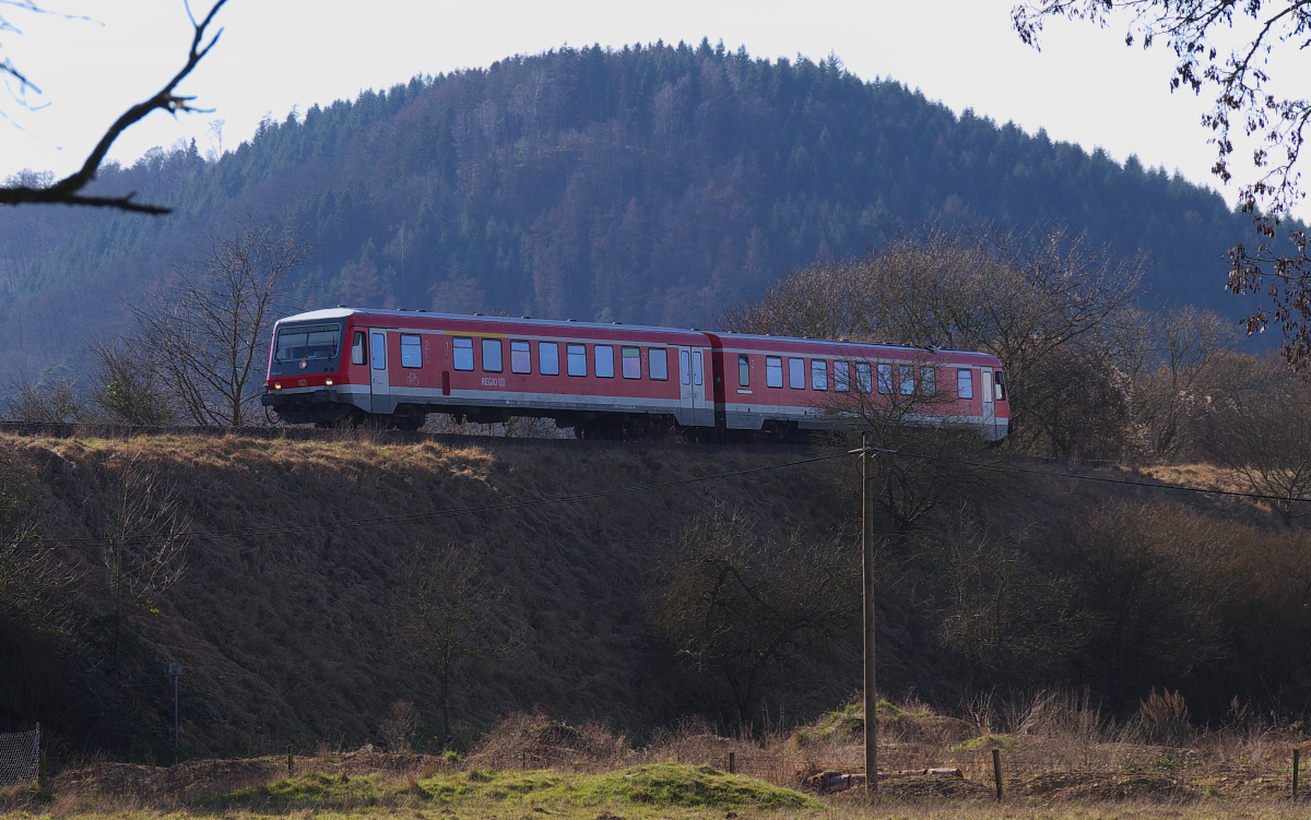 Fast im Gegenlicht fährt der Niedtalexpress auf Dillingen zu. Vor einer halben Stunde hat 628 453 die Schüler der weiterführenden Schulen ins Niedtal nach Siersburg, Hemmersdorf und Niedaltdorf gebracht und ist jetzt wieder auf dem Rückweg.
Bahnstrecke 3212 (F-Bouzonville) Niedaltdorf Grenze - Dillingen Saar am 24.02.2014 