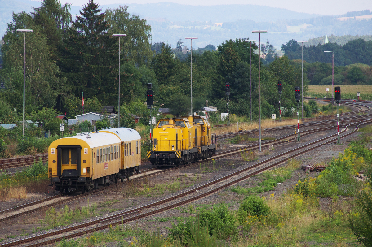 Fast geschafft! Die beiden V 100 Ost setzen in Kirchenlaibach um. 293 010-5 und 293 011-3 fahren an ihren Zug der aus zwei Bauwagen besteht. 21.08.2015