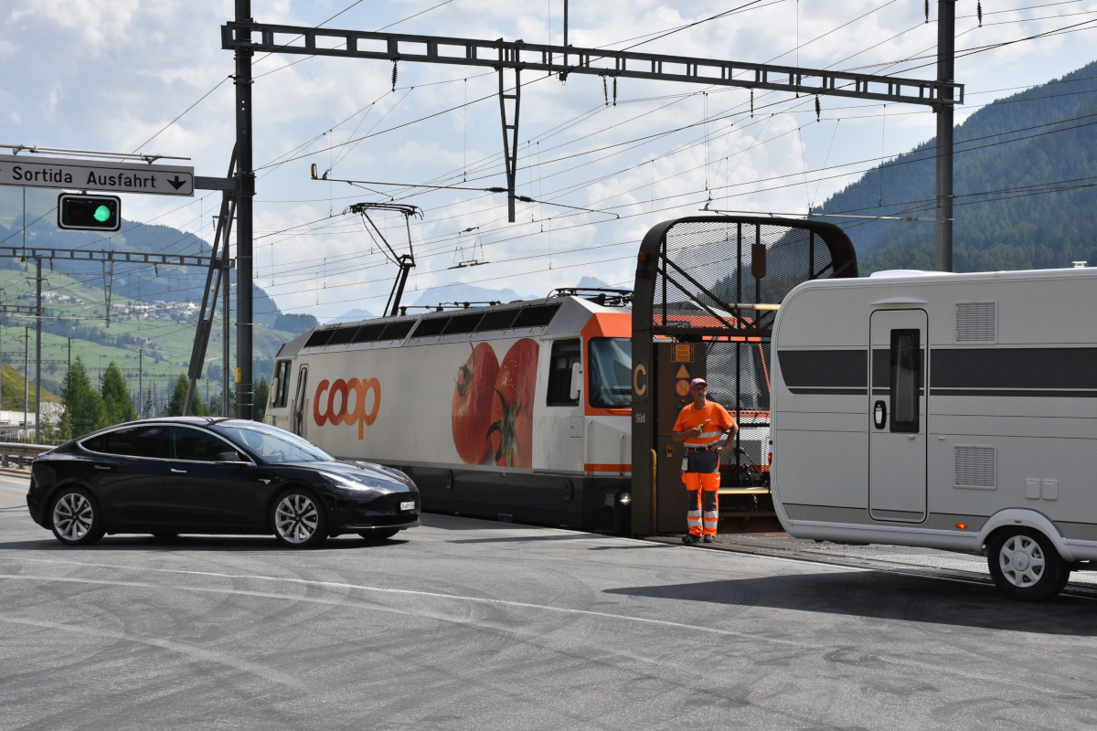 Fast geschafft - gleich geht es durch den Vereina-Tunnel vom Engadin in Richtung Prättigau. 13.08.2021, Autoverlad Süd in Sagliains.

