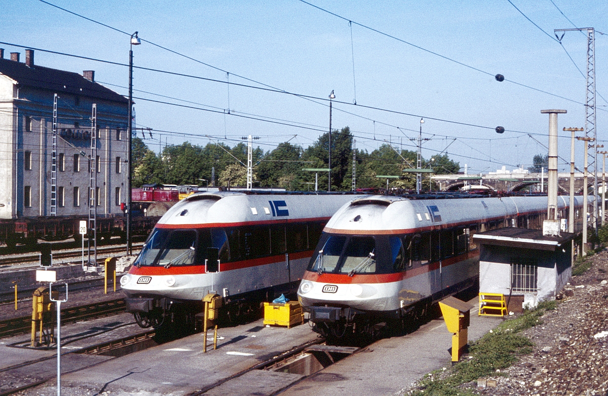 Fast immer standen morgens am BW M�nchen Hbf  2 Einheiten der Baureihe 403, die sich sp�ter als IC  Hermes  und  Jakob Fugger  auf den Weg nach Bremen machten - damals dank zu �ffnender Wagenfenster problemlos aus dem Zug heraus zu fotografieren.