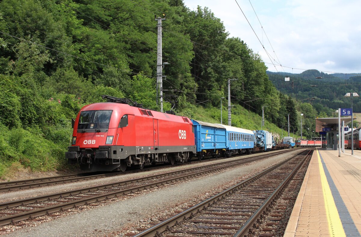 Fast jeden Sonntag verkehrt der SGAG90041 von Gleisdorf nach Linz Stahlwerke. Dabei handelt es sich um einen Trafotransport der ELIN von Weiz her.
Durchgeführt wird der Transport von der Firma Felbermayr.
Am 11.7.2021 brachte die 1116 192 den Sondertransport bestehend aus einem Werkstattwagen, einem Begleitwagen, den 24-achsigen Trafowagen, drei Schutzwagen und dem 8-achsigen Trafowagen von Graz nach Linz Stahlwerke.
Die zwei Transformatoren mit gesamt knapp 400t sind für Kalifornien bestimmt.