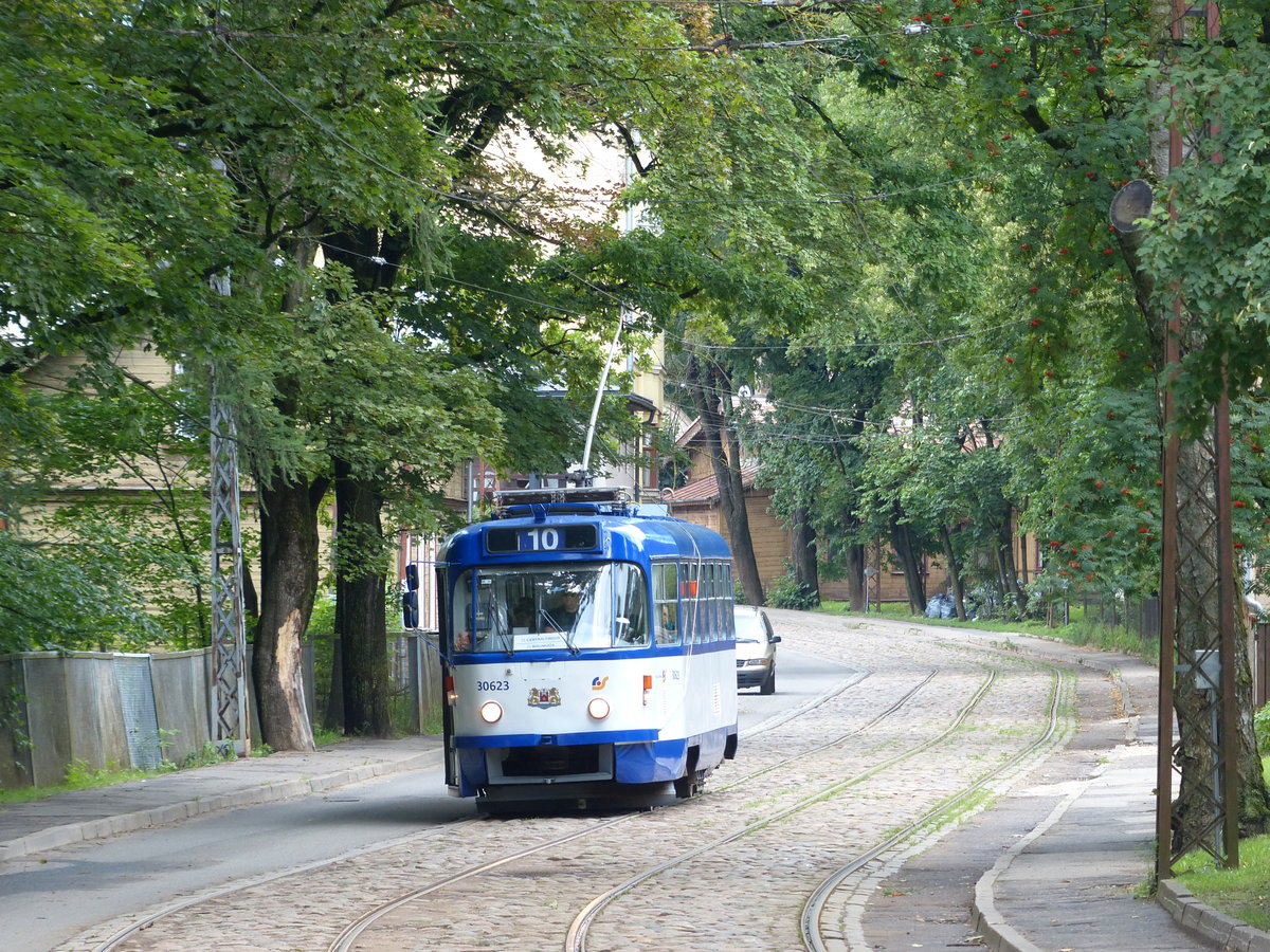 Fast kleinstädtisch wirkt die Friča Brīvzemnieka iela in Riga. Fahrzeug 30623 auf dem Weg nach Bišumuiža. 7.8.2016