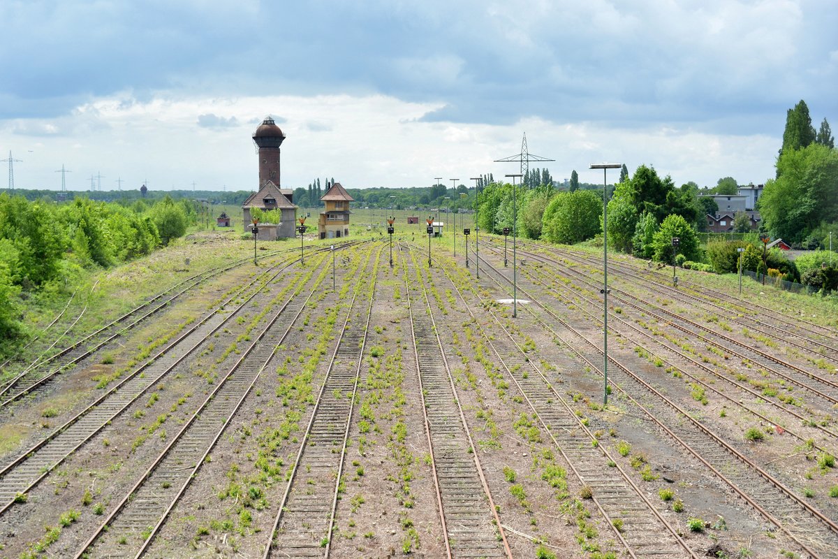 Fast könnte meinen hier stände nie ein Wald. Der Güterbahnhof Duisburg Wedau wurde großen Teils gerodet. Nun erkennt man die Ausmaße und Größe die dieser Güterbahnhof einmal hatte. Der ganze Güterbahnhof war in seiner Lebenszeit noch mit Oberleitung überspannt. Heute sind nur noch die Mastfundamente übrig. Hier soll in Zukuft ein Gewerbepark entstehen. Somit ist das Schicksal für den Güterbahnhof besiegelt. Nur einige Gebäude könnten erhalten bleiben da sie unter Denkmalschutz stehen.

Duisburg Wedau 14.05.2016