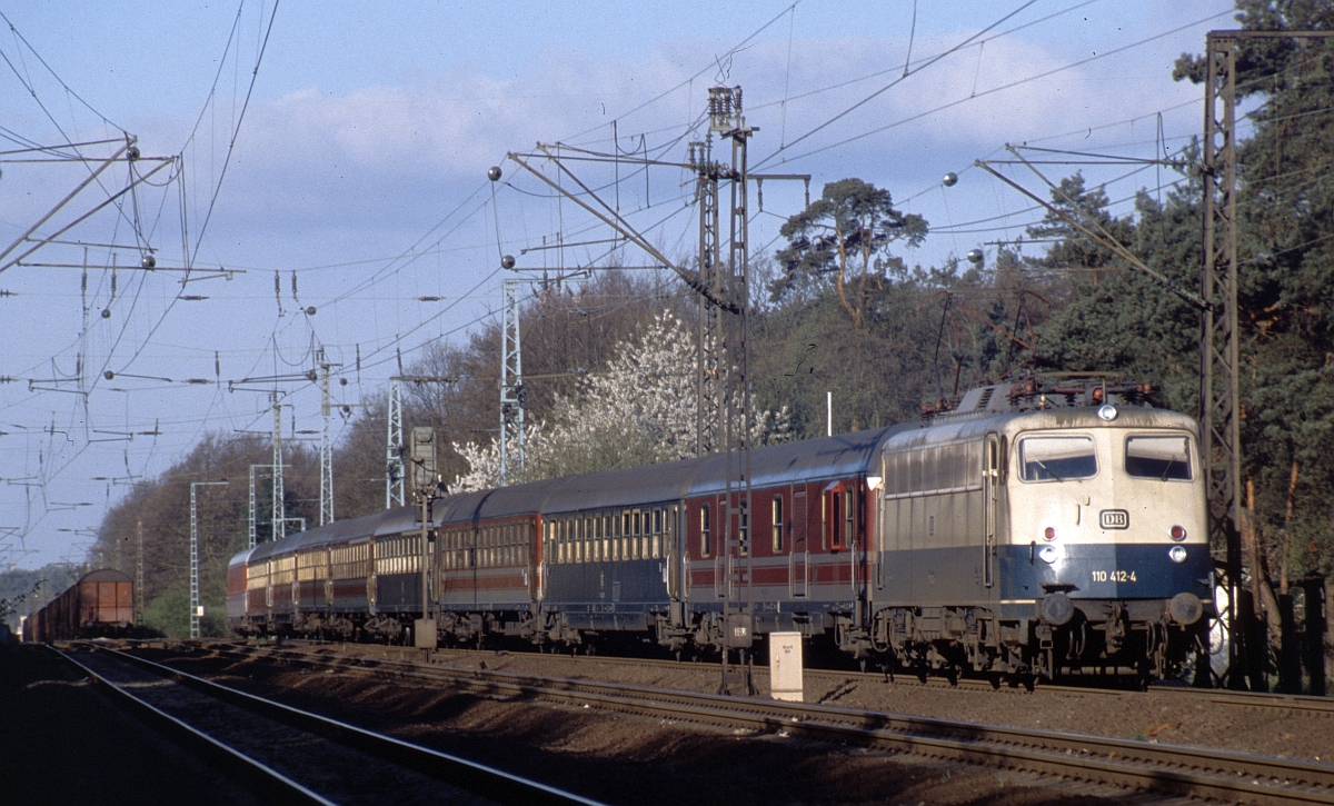 Fast komplett aus FS-Wagen bestand D 285 Frankfurt - Bologna, hier am 23.4.1988 kurz nach Beginn seiner Reise an der Abzw. Frankfurt - Oberforsthaus aufgenommen.