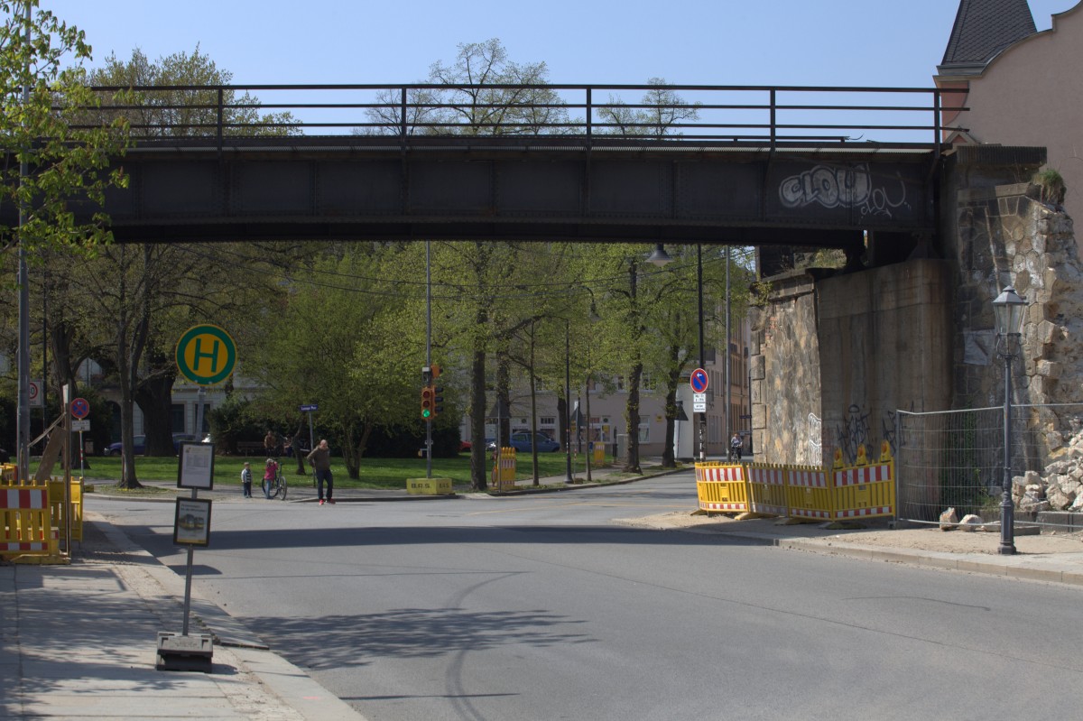 Fast der letzte Blick auf die Brücke zum Güterbahnhof Dresden Neustadt in Pieschen.
24.04.2015 12:08 Uhr , kurz vor der Abfahrt nach Prag  aufgenommen.