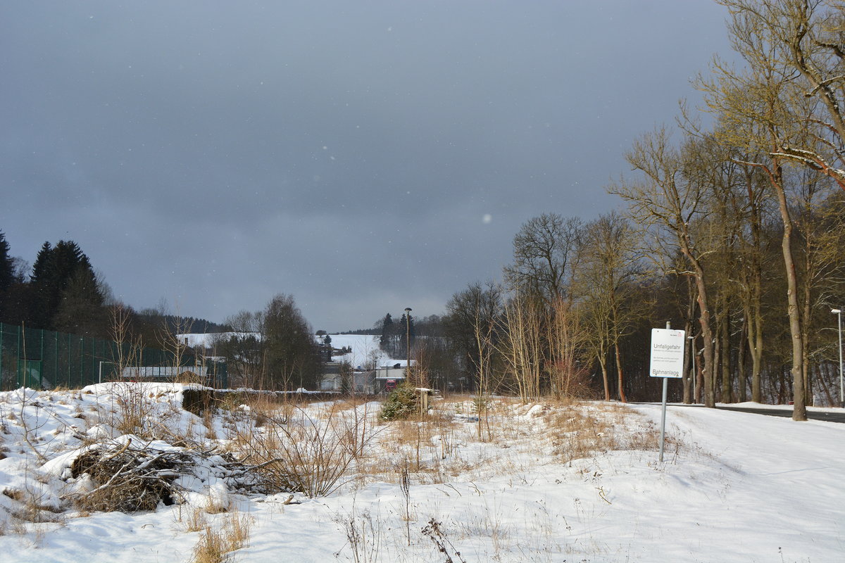 Fast nichts ist mehr vom ehemaligen Bahnhof Königshütte übrig. Nachdem bereits die Gleise abgebaut worden sind und das Bahnhofsgebäude wegen Baufälligkeit abgerissen werden musste weisen nur noch die Bahnsteige auf den einstigen Bahnhof hin. Kurz hinter Rübeland ab den Felswerken ist die Strecke stillgelegt und abgebaut worden.

Königshütte 05.01.2017