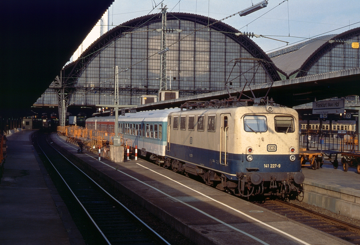 (Fast) Nichts war unmglich, was die Zugbildung der  Wiesbaden-City -IC anbelangt. Die Bespannung mit 141 war planmig, jedoch kamen neben den 4 fr diese Einstze umlackierten Exemplaren auch  normale  141 zum Einsatz. Frankfurt (Main) Hbf, September 1993.  