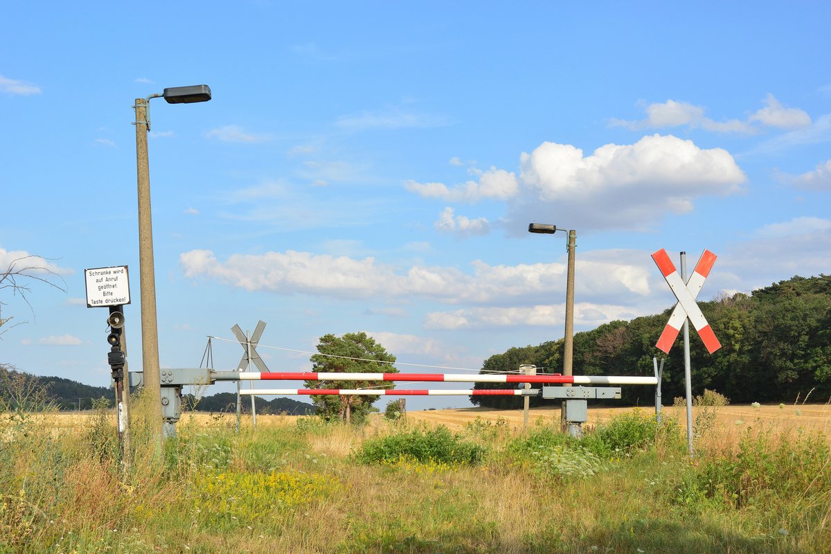 Fast noch wie zu damaligen Zeiten. Einzig die Andreaskreuze deuten auf die heutige Zeit hin. Etwas vor Börnecke auf einem Feldweg befindet sich diese Anrufsschranke, bis auf den Bauern fährt hier keiner und somit wird die Schranke nur recht selten geöffnet.

Börnecke 27.07.2019