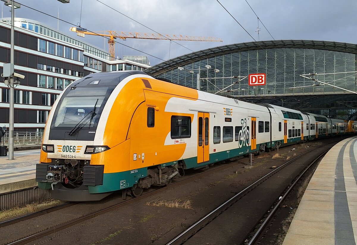 Fast pünktlich um 14:26 Uhr verlässt 462 524-4 der ODEG am 01.02.2024 als RE 1 in Richtung Brandenburg HBF. 