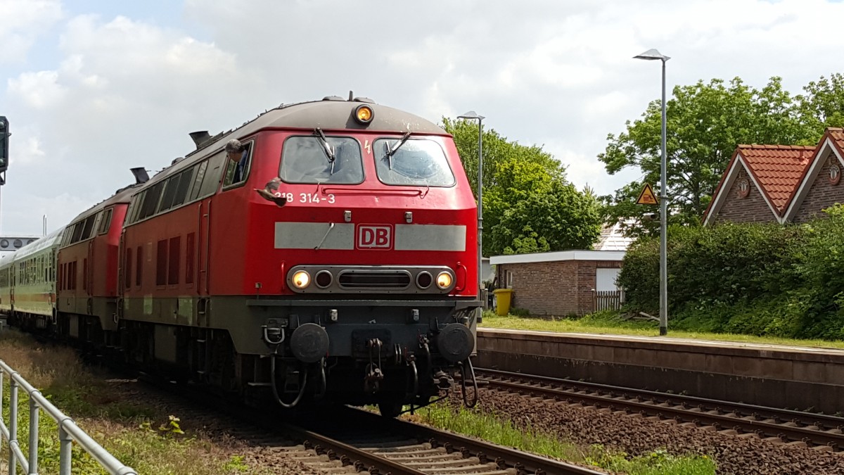 Fast pünktlich verlässt der IC/RE 2072 aus Dresden, mit 218-314 als Frontlok, den Bahnhof von Morsum. Ps. die Taube ist nochmal mit dem Schrecken davon gekommen :)